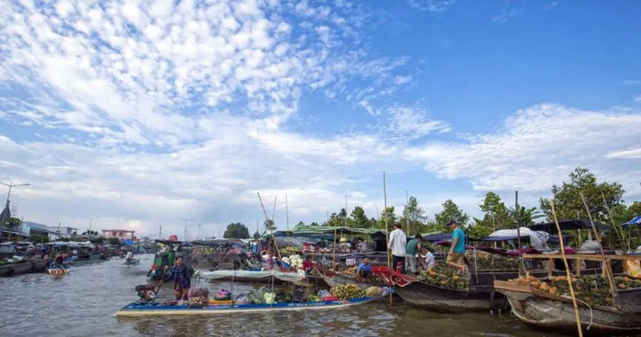 Tips for visiting Nga Nam Floating Market in Soc Trang in the early morning to feel the market atmosphere