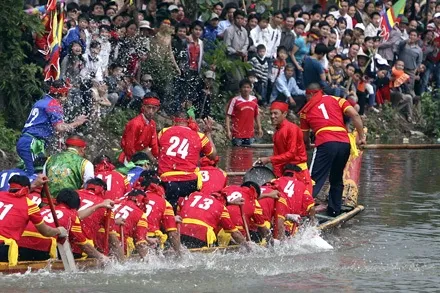 Nhuệ River boat rowing skills determine success or failure at the finish line
