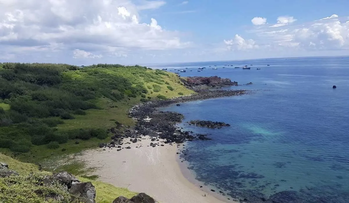 Snorkeling and SUP paddling at Bai Can, Phu Quy Island, Binh Thuan to explore diverse coral reefs