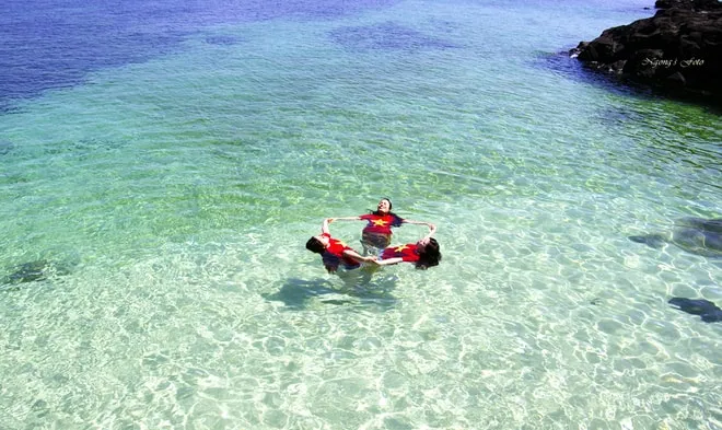 Crystal-clear sea water at Ly Son, ideal for swimming and snorkeling activities