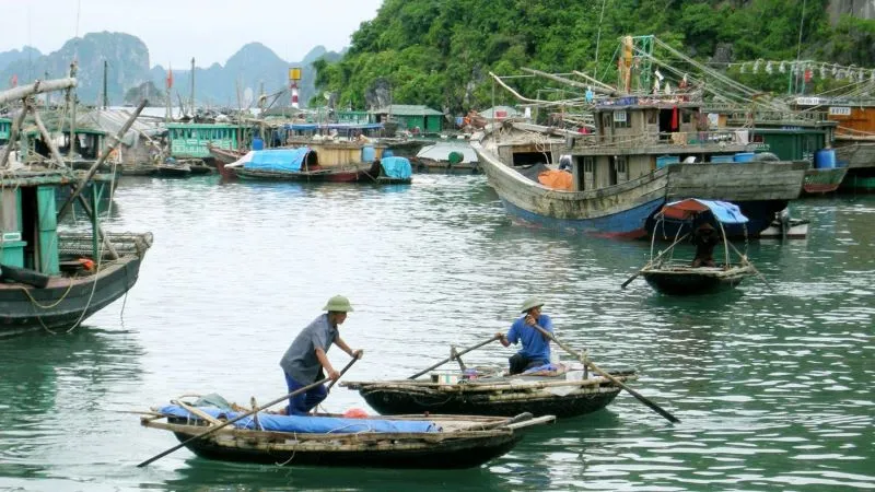 Làng chài Cửa Vạn nhìn từ trên cao, với những ngôi nhà nổi san sát trên mặt nước xanh biếc của Vịnh Hạ Long