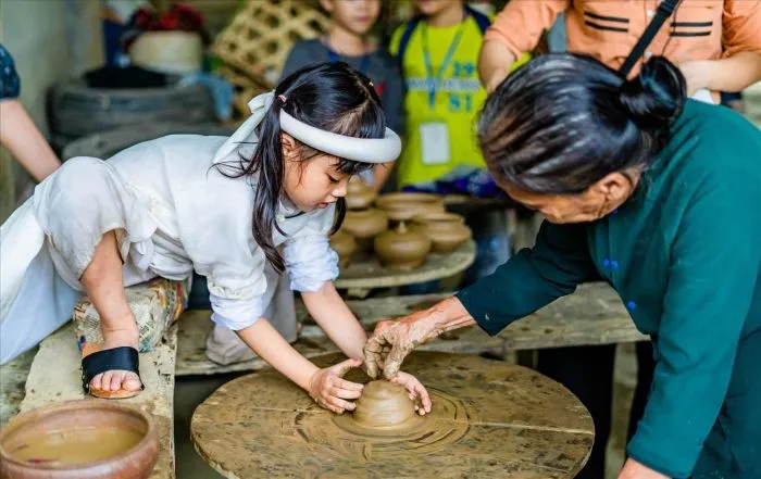 Làng gốm Phước Tích, điểm du lịch gần làng nón Phú Cam.