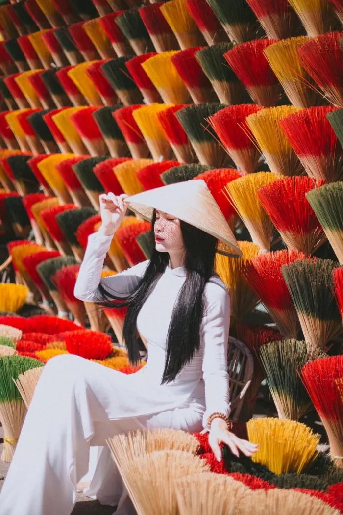 Làng hương Thủy Xuân, điểm du lịch gần làng nón Phú Cam.