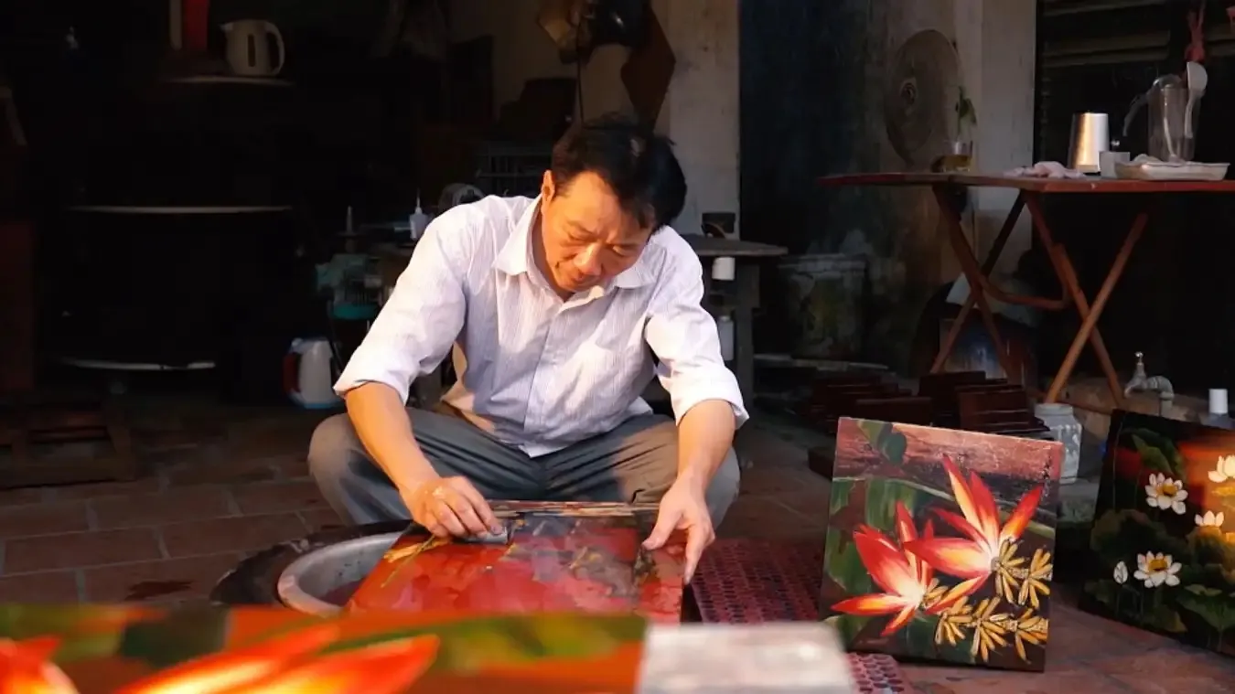 Exquisite lacquerware art in Cat Dang Village, Nam Dinh, attracting visitors with the refined beauty of traditional lacquer art.