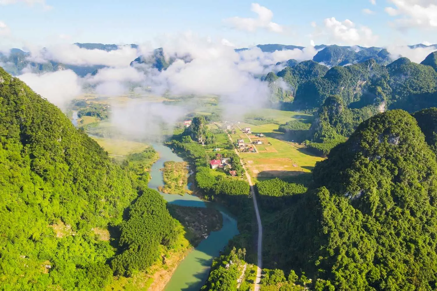 Làng Tân Hóa là nơi người lớn tuổi vừa được tận hưởng cảm giác hòa mình vào cuộc sống làng quê, vừa được thưởng thức những món ăn địa phương dân dã.