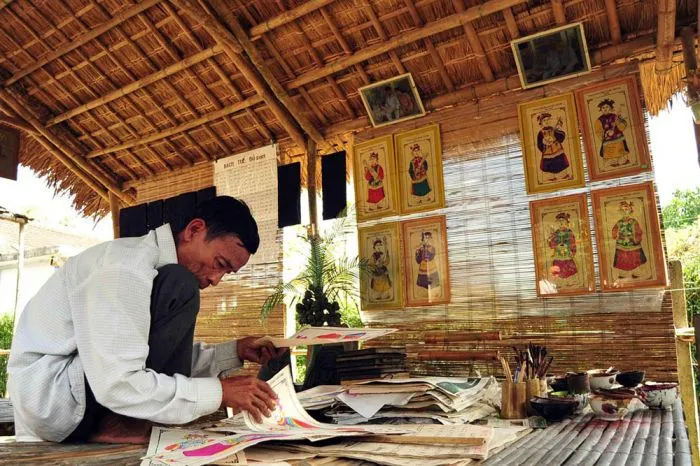 Làng tranh Sình, điểm du lịch gần làng nón Phú Cam.