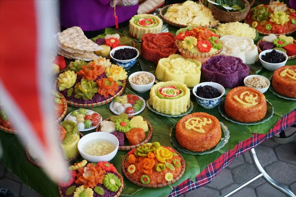 Various types of Phu Thuong sticky rice, including sesame, peanut, corn, and five-color sticky rice