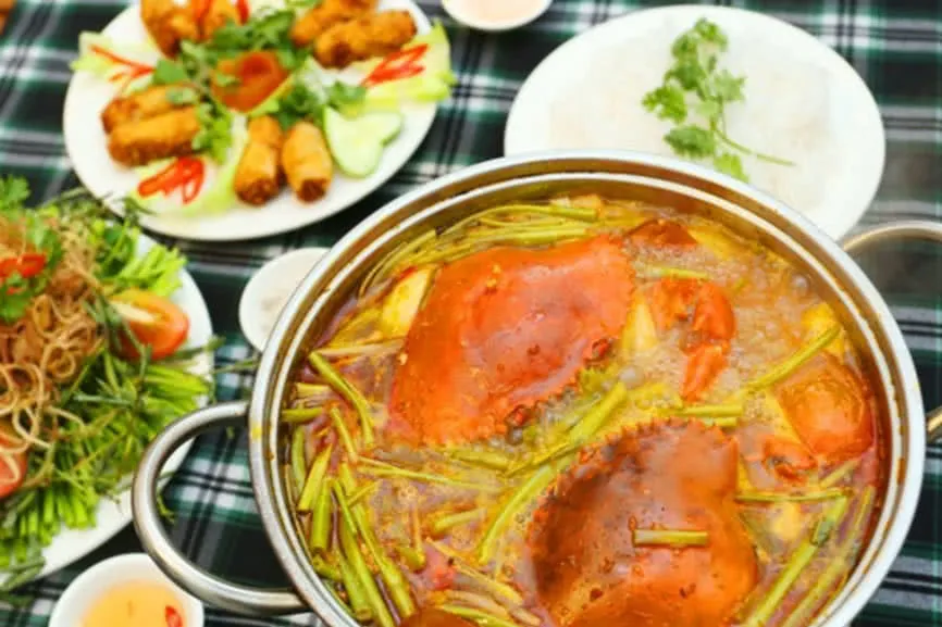 Lẩu cua Đất Mũi đặc sắc