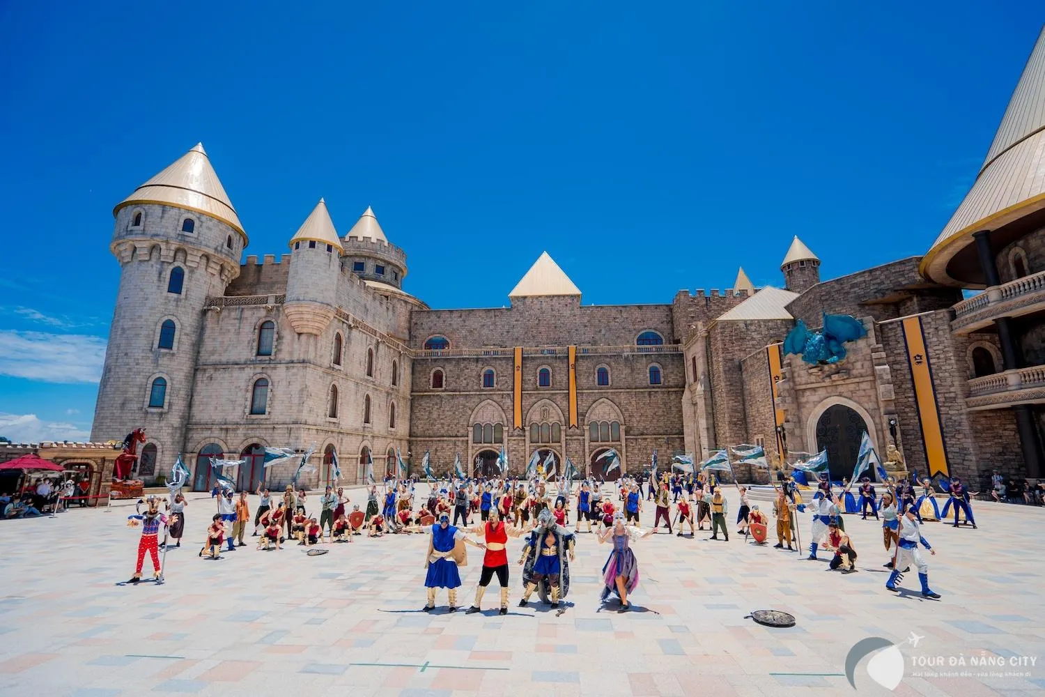 Lâu Đài Mặt Trăng kiến trúc tráng lệ mang đậm phong cách châu Âu cổ kính trong tour Bà Nà Hills