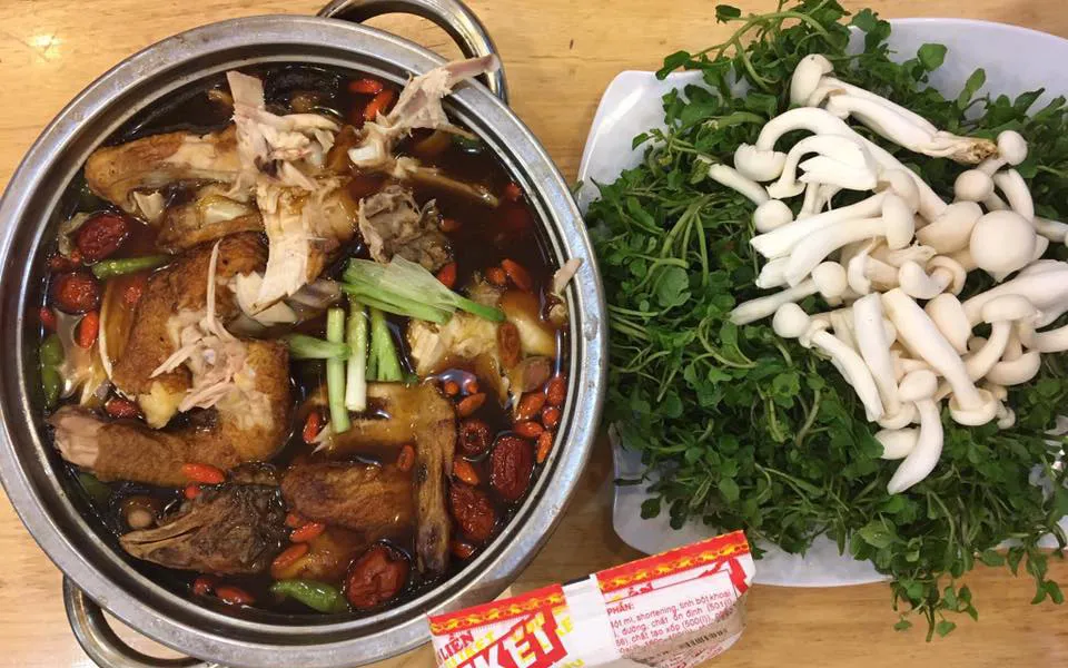 Lẩu gà ớt hiểm 136 đậm đà hương vị thuốc bắc đặc trưng