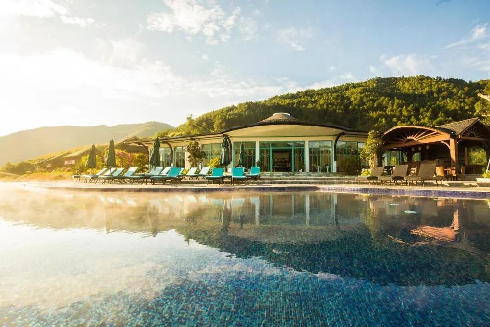 Le Champ Tu Le Resort Hot Spring & Spa với bể tắm khoáng nóng ngoài trời nhìn ra thung lũng Tú Lệ