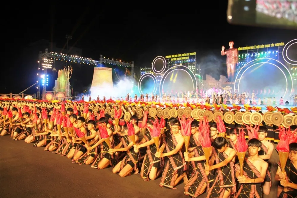 Central Highlands Gong Festival performed on a large stage for the public, contributing to the preservation and promotion of traditional cultural values.