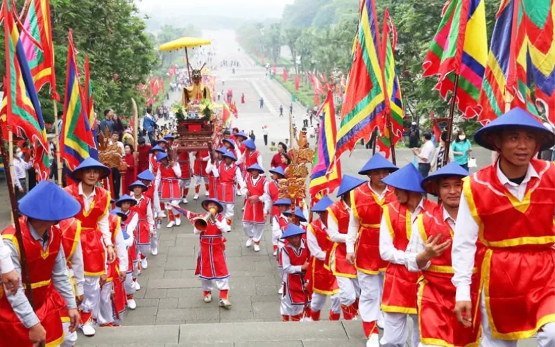 Lễ hội đền Hùng, Việt Trì, Phú Thọ với nghi lễ dâng hương trang trọng và dòng người hành hương đông đảo