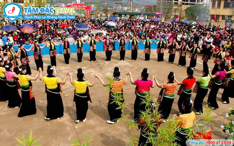 Lễ hội hoa ban Tây Bắc là một trong những lễ hội đặc sắc và nổi tiếng nhất, thu hút đông đảo du khách mỗi độ xuân về.