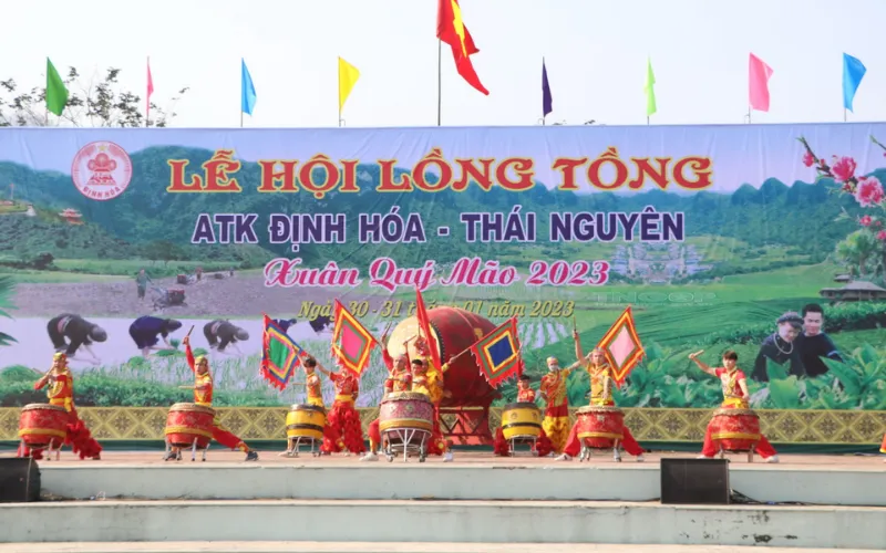 Worship rituals and unique folk cultural activities at Long Tong Festival of the Tay people, showcasing the highland culture