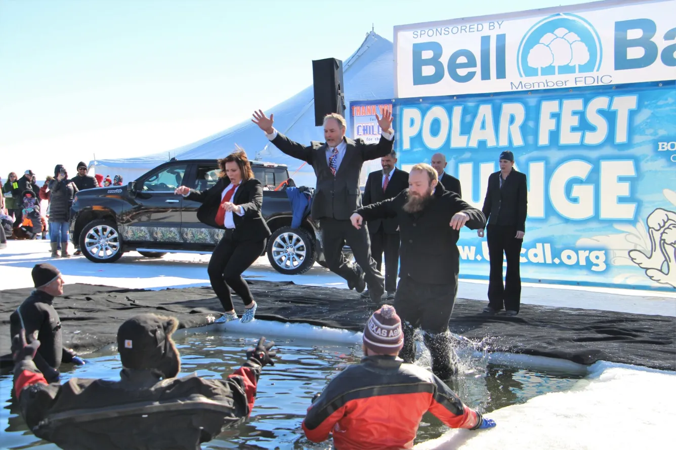 Lễ hội Polar Fest độc đáo với những thử thách băng giá ở Minnesota