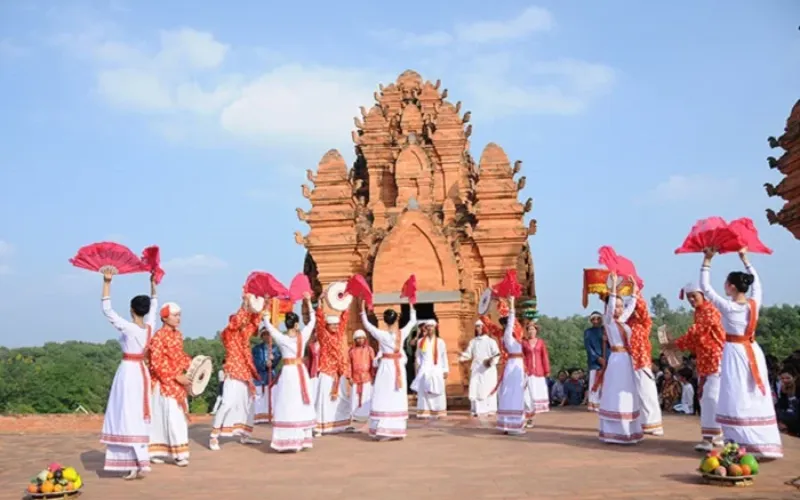 Palanquin procession and umbrella dance at Ponagar Tower Festival, Nha Trang, showcasing Cham Pa culture