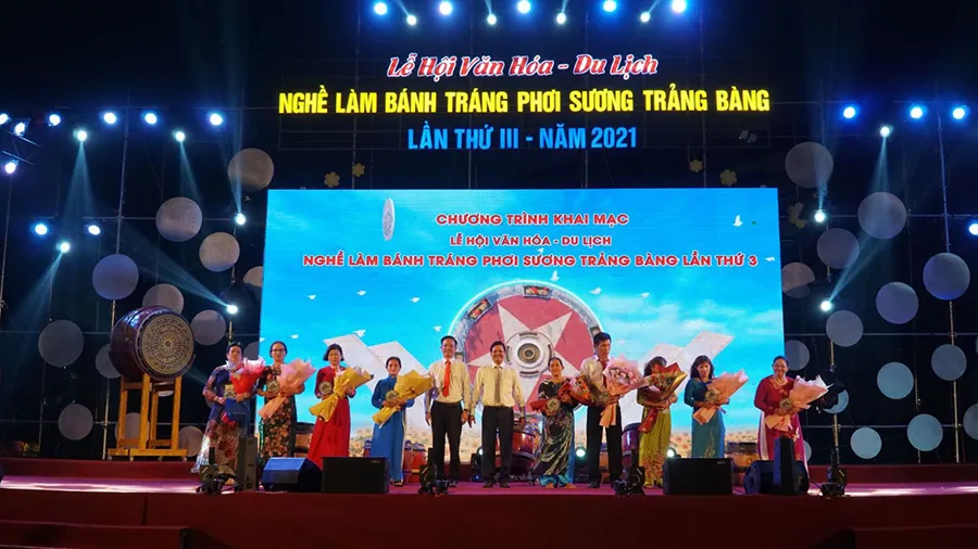 Culture - Tourism Festival of Trang Bang Sun-dried Rice Paper Craft contributes to promoting the village