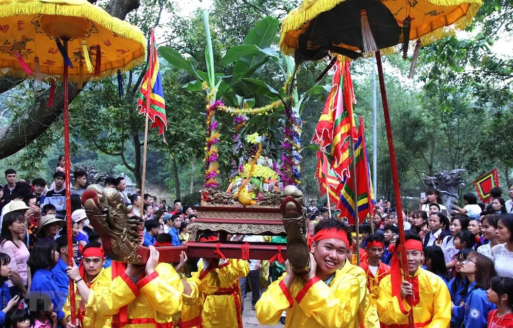 Offerings are carefully and solemnly prepared to offer to Saint Giong