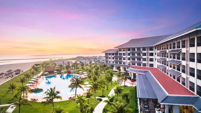 Meliá Vinpearl Resort có tầm nhìn hướng thẳng ra biển Cửa Hội