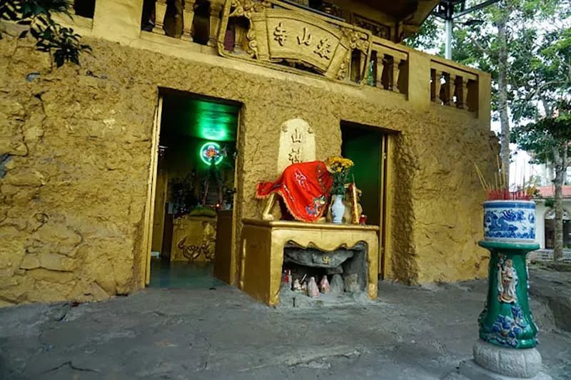 Mieu Tho Cau Bay temple on Yen Ngua Range