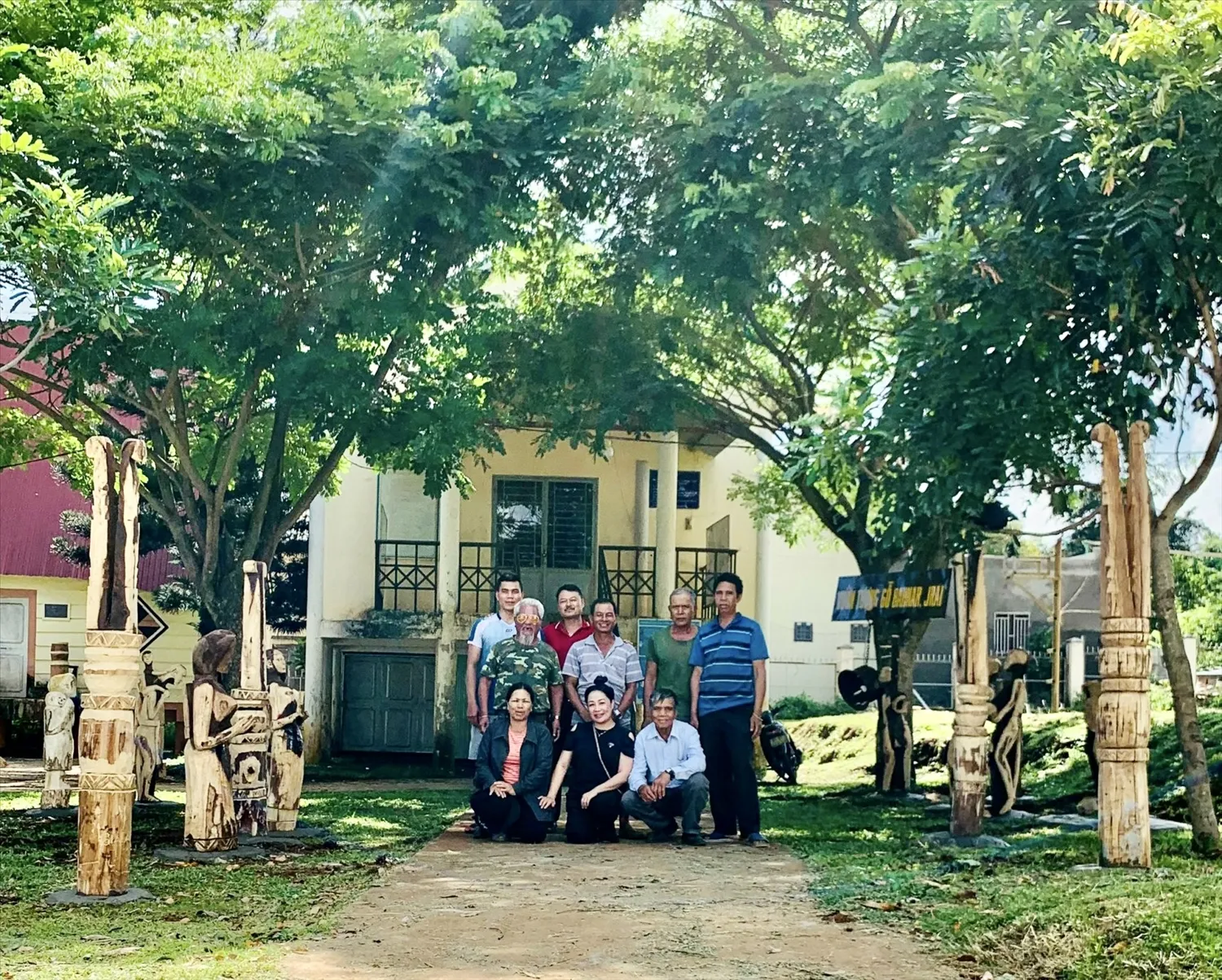 Model display of "Ba Na, Gia Rai Wooden Sculpture Garden" in Ia Nueng village attracting visitors
