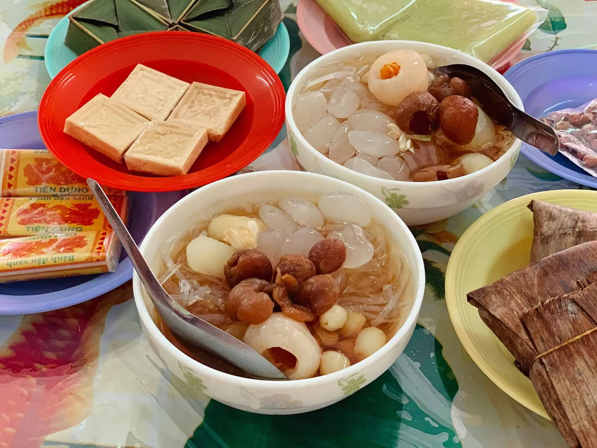 Món chè này không cầu kỳ, chỉ đơn giản là những sợi thạch và nước đường nhưng lại ngon vô cùng