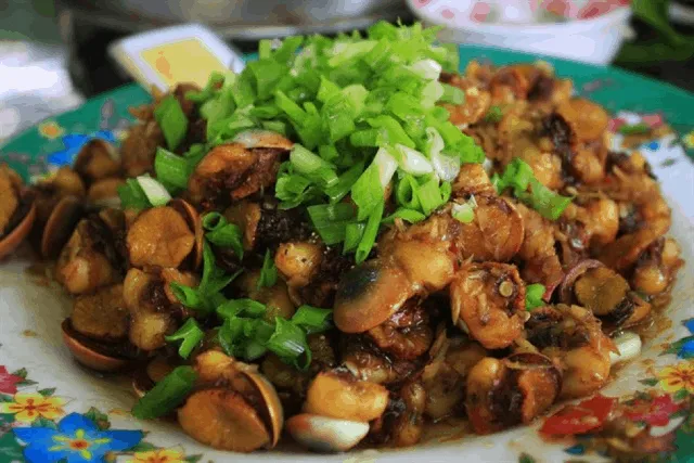 Delicious stir-fried snails with scallion oil in Hon Son