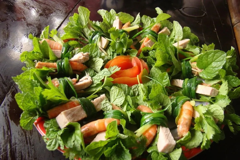 Tam Huu dish beautifully decorated, with fresh green vegetables surrounding shrimp and boiled pork, creating a dish that is attractive in both appearance and flavor