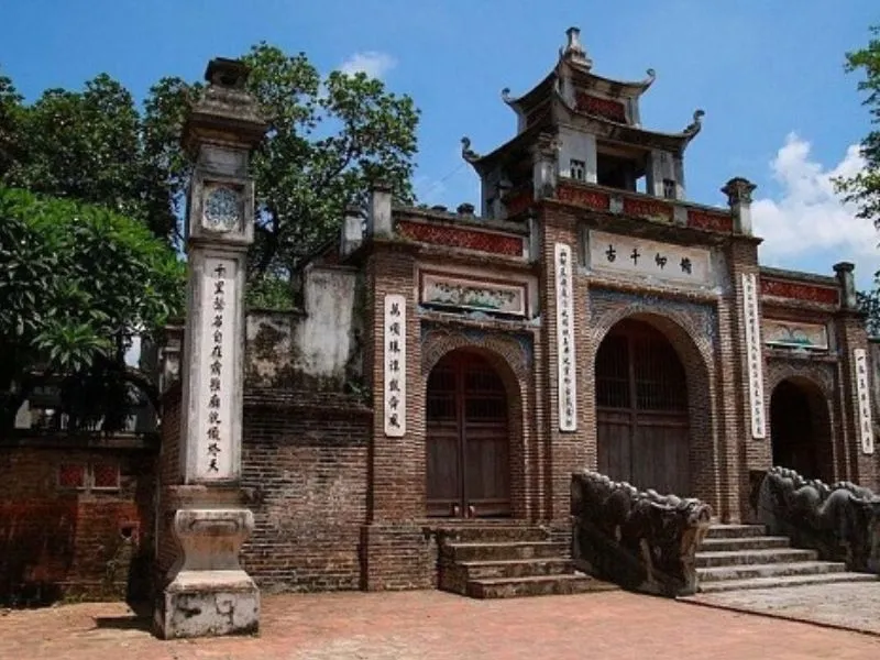 Một đoạn tường thành Cổ Loa, Đông Anh, Hà Nội, với cấu trúc vòng xoắn ốc độc đáo.