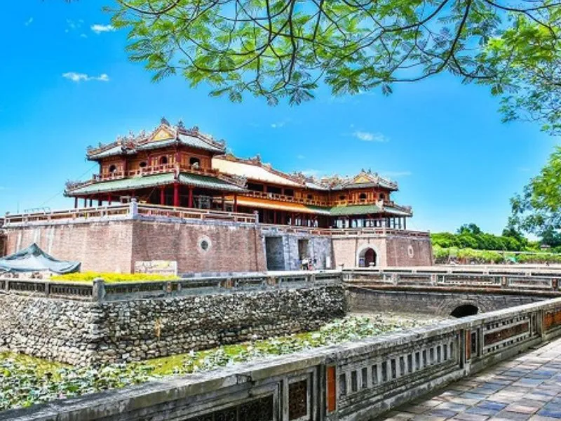 Một góc nhìn từ trên cao xuống Hoàng Thành Huế, với kiến trúc cung đình nguy nga và cổ kính.