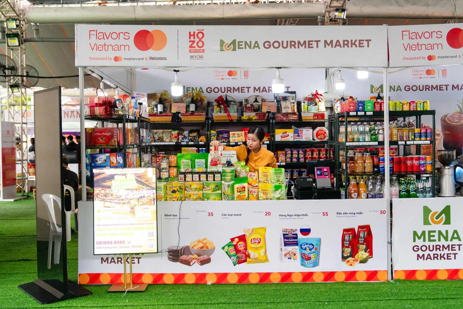 Một quầy ẩm thực “cái gì cũng có” khác là Mena Gourmet Market. | Nguồn: Vietcetera
