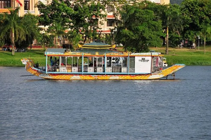 Ideal dry season for a Hương River boat tour