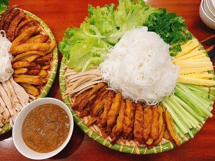 Grilled pork sausage at 25 Le Hong Phong restaurant, a famous Nem Nuong restaurant in Nha Trang, stable quality, attentive service