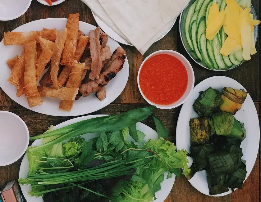 Nem nướng Đặng Văn Quyên, quán nem nướng ngon nổi tiếng nhất Nha Trang, địa điểm ẩm thực hấp dẫn du khách