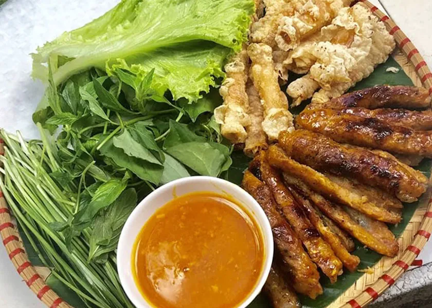 Grilled pork sausage at Di Nuong restaurant, a family-run Nem Nuong restaurant in Nha Trang, unique, unforgettable flavor, loved by many tourists