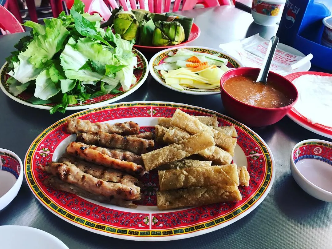 Grilled pork sausage at Ngoc Tien restaurant, a famous Nem Nuong restaurant in Nha Trang, spacious space, special dipping sauce