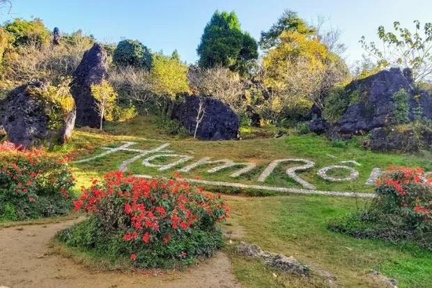 Travelers enjoying the clear weather in Sapa, ideal for exploring Ham Rong Mountain