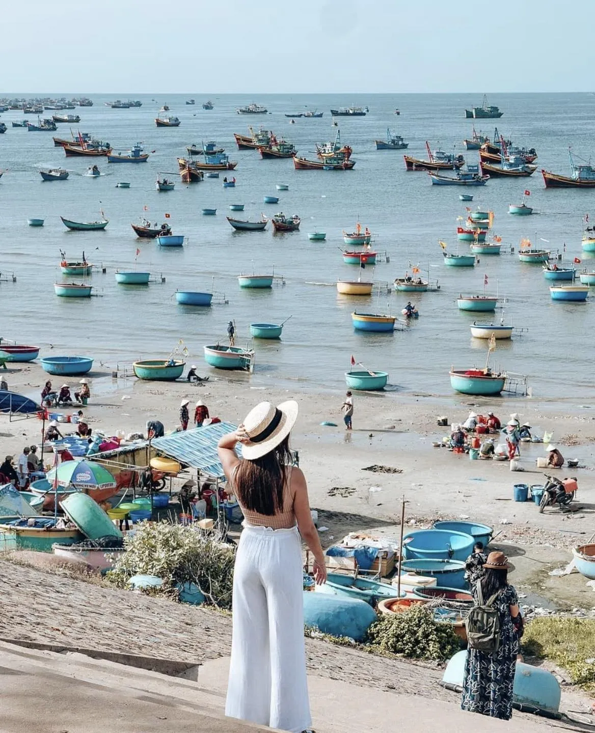 If you come to the fishing village in the morning, a very interesting thing is: take advantage of the beautiful scenery of the sea + basket boats behind. You will get beautiful photos with a 1k2 background :)