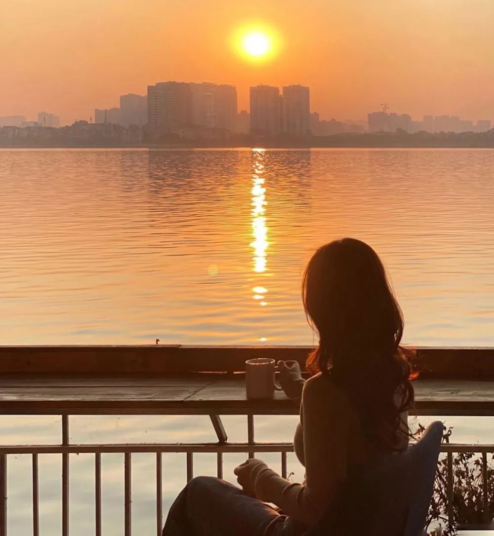 Watching the lake surface sparkle like gold, holding a cup of coffee still warm in hand, you feel strangely light and peaceful
