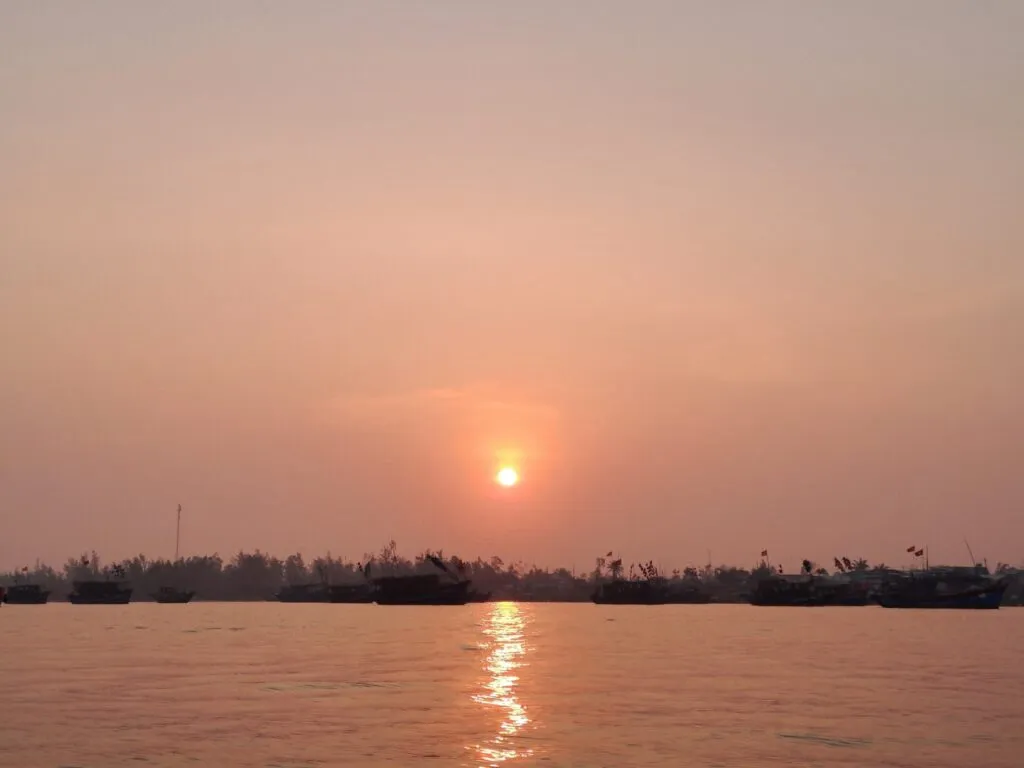 Ngắm nhìn hoàng hôn buông xuống chiều tà trên con thuyền xuôi về phố cổ