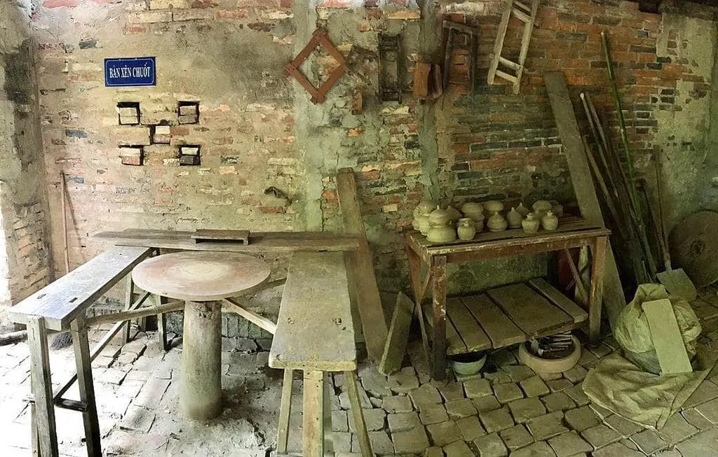 Phuoc Tich pottery artisan meticulously shaping products