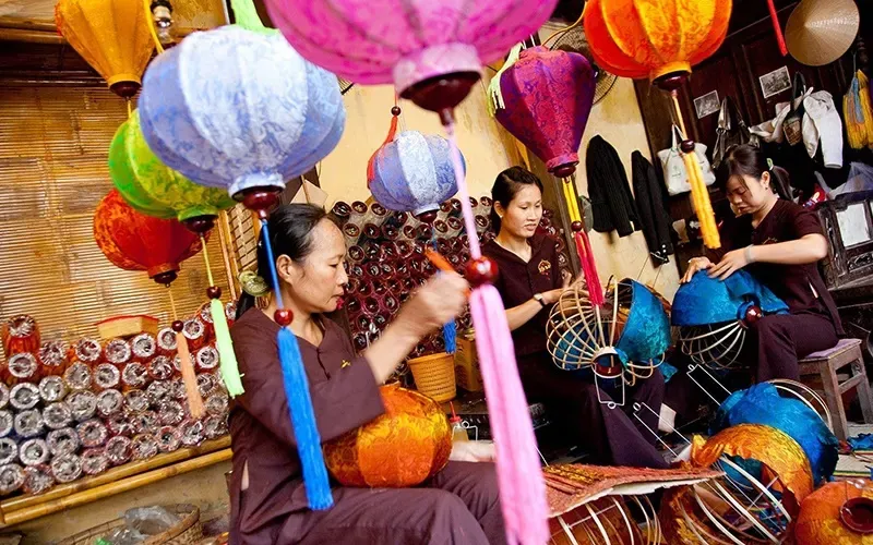 Nghệ nhân làm đèn lồng Hội An, những người gìn giữ nét đẹp văn hóa truyền thống.