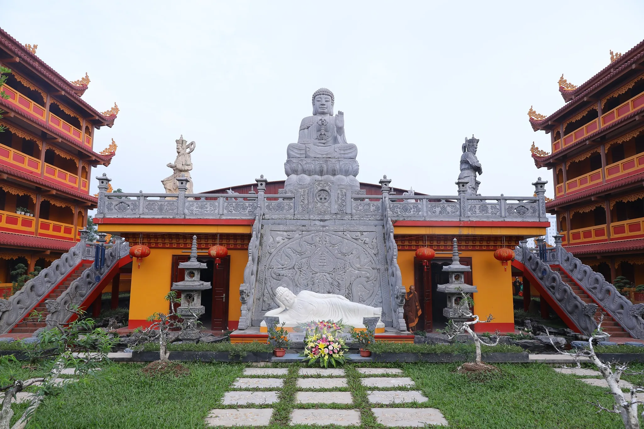 Nghệ nhân làng Chuông hướng dẫn du khách làm nón lá