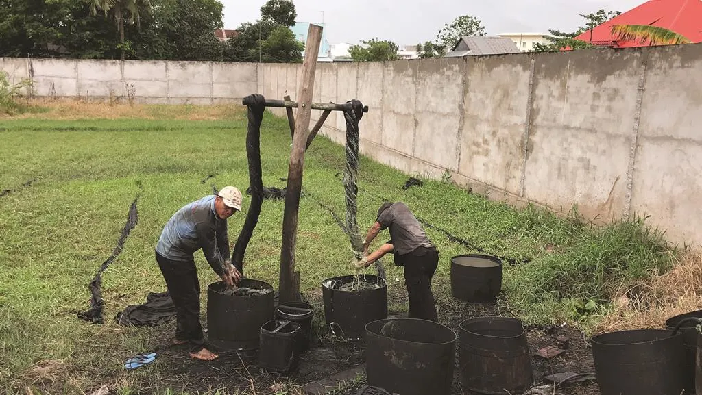 Nghệ nhân làng nghề Tân Châu nhuộm lụa Lãnh Mỹ A bằng trái mặc nưa