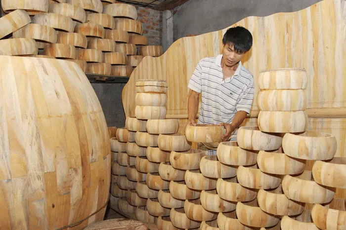Doi Tam drum village artisan teaching the craft to the next generation