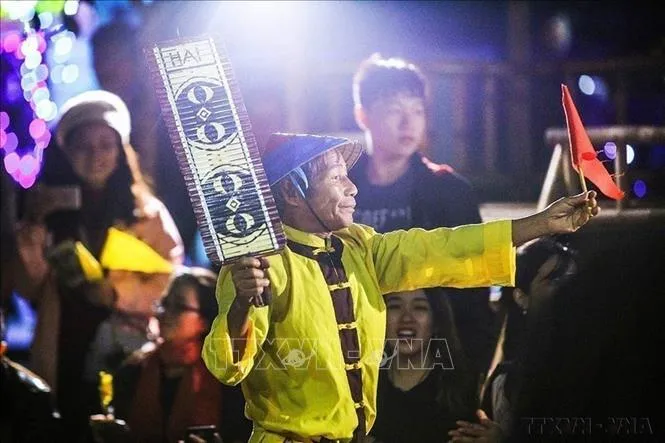 Bai Choi singing art - a world intangible cultural heritage, organized nightly in Hoi An to serve tourists during peak season. UNESCO's recognition of Bai Choi Art of Central Vietnam affirms the rich cultural identity of the Vietnamese people, community cohesion, and respect for cultural diversity. Photo: Trong Dat/VNA
