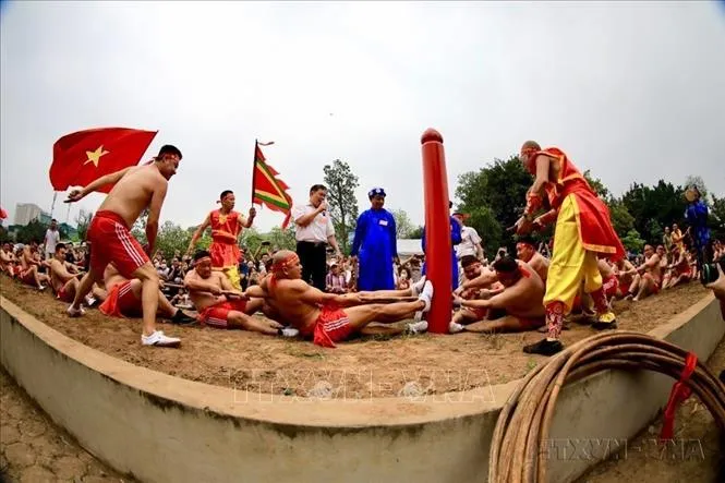Sitting tug of war ritual at Tran Vu Temple (Hanoi) recognized by the Ministry of Culture, Sports and Tourism as a national intangible cultural heritage in 2014. UNESCO recognized "Tug of war rituals and games" as a Representative Intangible Cultural Heritage of Humanity for 4 provinces and cities: Lao Cai, Vinh Phuc, Bac Ninh, Hanoi, including the "Sitting tug of war" at Tran Vu Temple, Thach Ban ward (Long Bien district, Hanoi). Photo: Nhat Anh/VNA