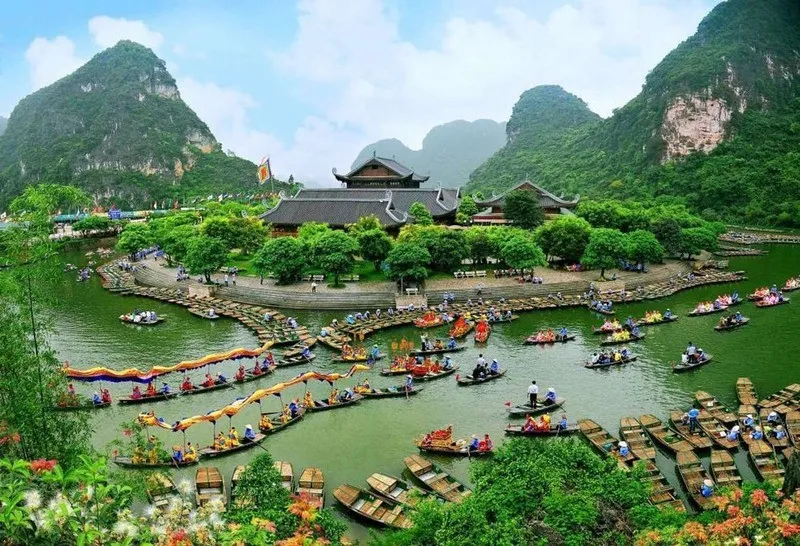 Ngoạn cảnh Tràng An mùa xuân trên thuyền