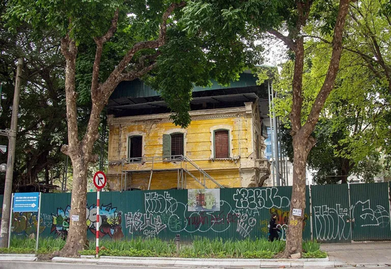 Old villa at 49 Tran Hung Dao Street, seriously degraded, undergoing conservation efforts that have not been implemented for long.